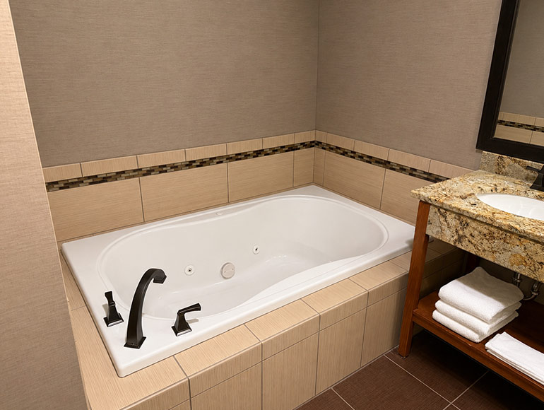 Executive Jacuzzi Suite 6